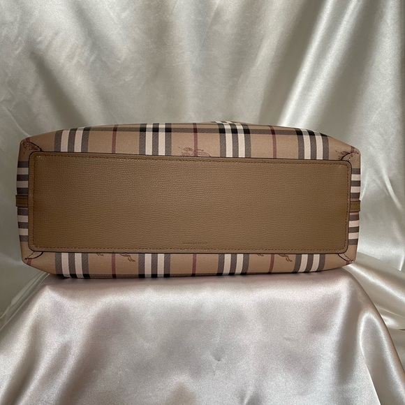 Burberry Lavenby Reversible Haymarket Tote - Picture 6 of 9
